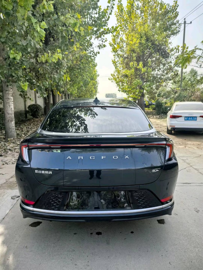 保定23年极狐汽车阿尔法9