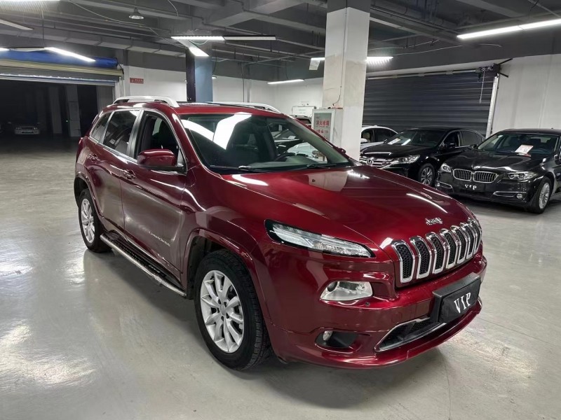曲靖18年Jeep自由光2