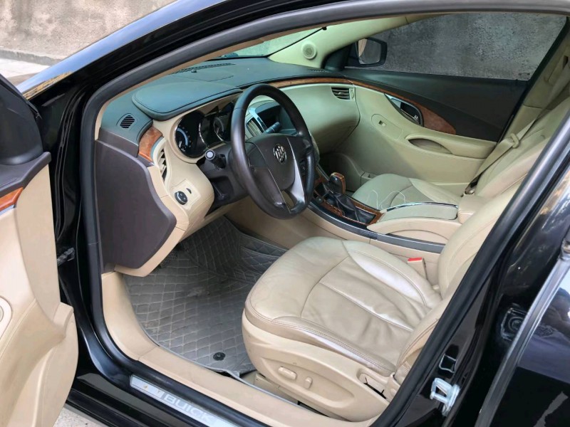 枣庄10年别克君越8