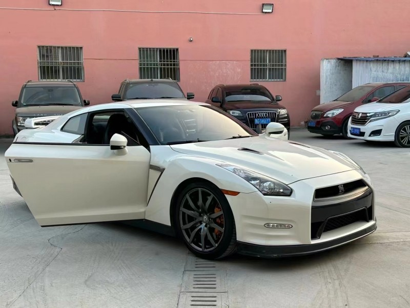 济宁14年日产GT-R3
