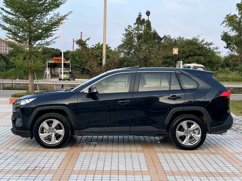 深圳22年丰田RAV4荣放3