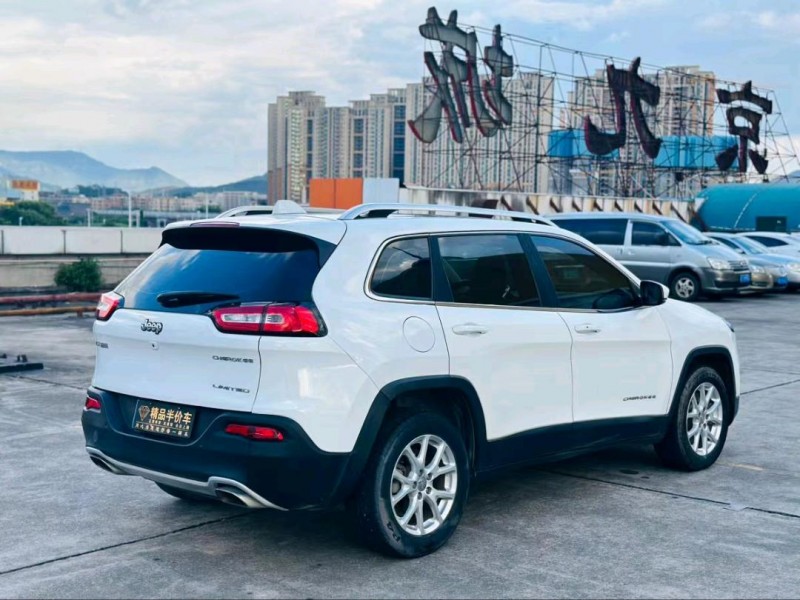 东莞17年Jeep自由光7