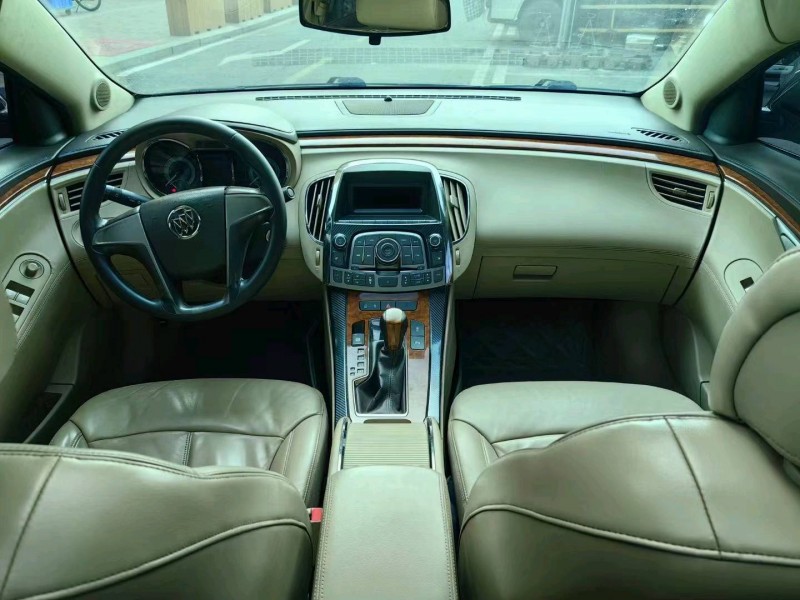 枣庄10年别克君越5