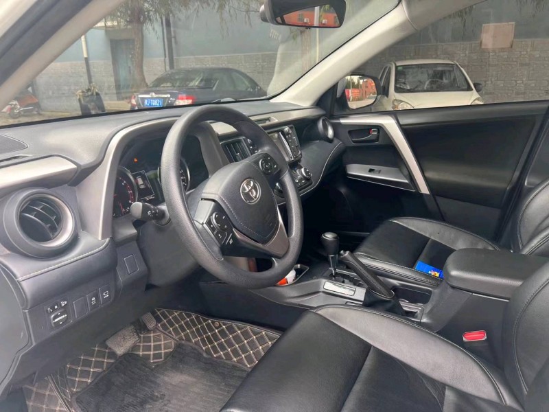 保定19年丰田RAV4荣放4
