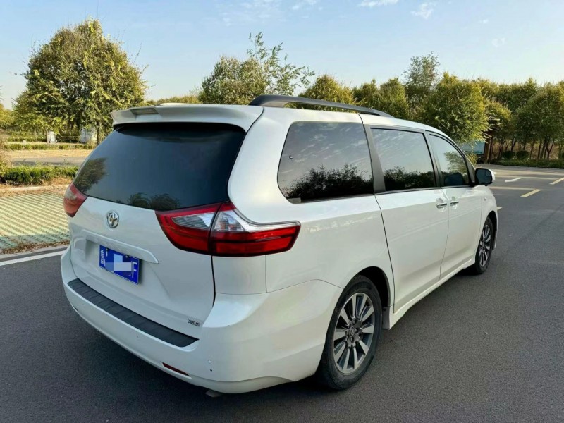 济宁20年丰田塞纳4