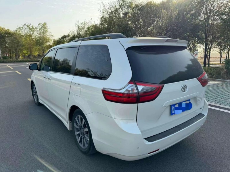 济宁20年丰田塞纳5