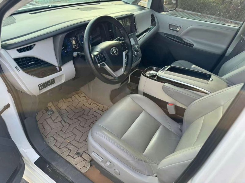 济宁20年丰田塞纳6