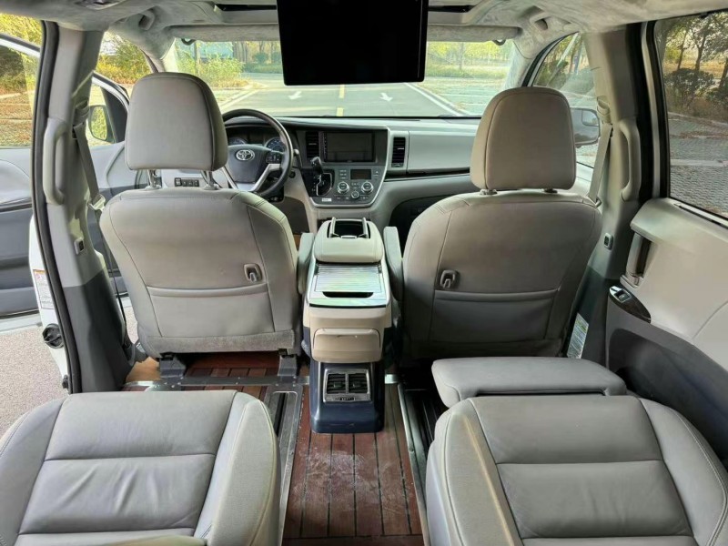 济宁20年丰田塞纳7