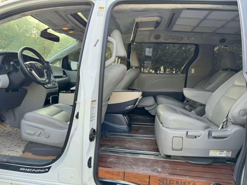 济宁20年丰田塞纳8