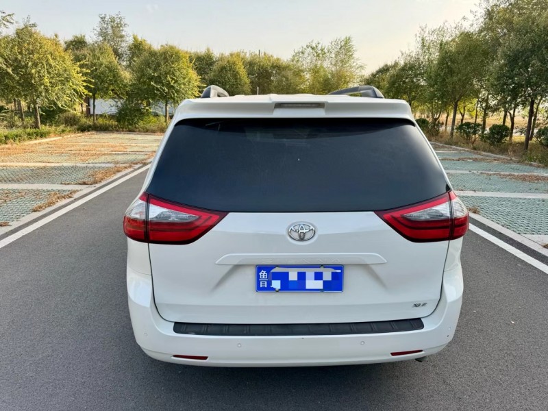 济宁20年丰田塞纳9