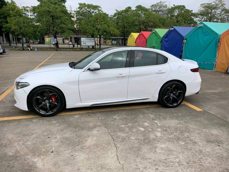 佛山18年阿尔法·罗密欧Giulia3