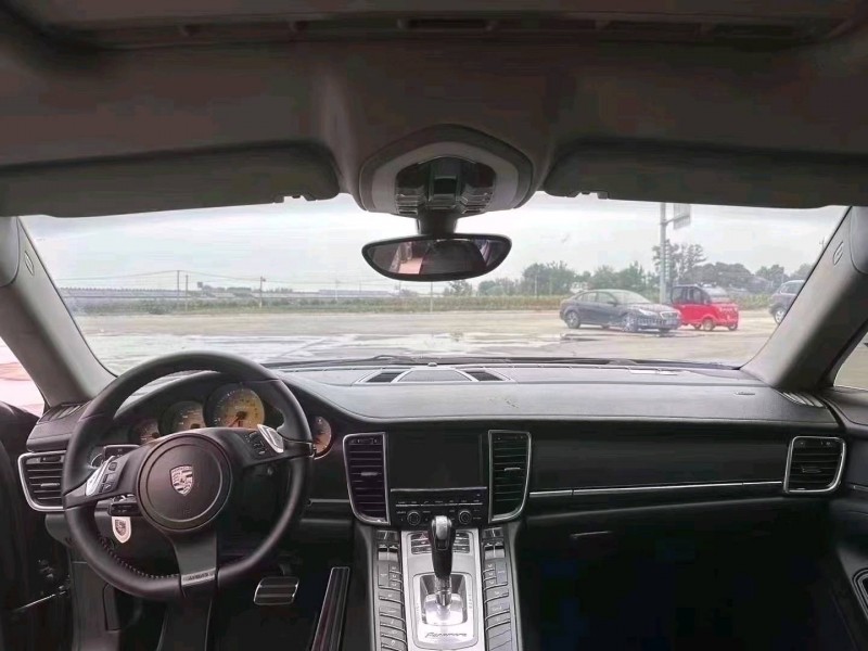 济宁11年保时捷帕拉梅拉7