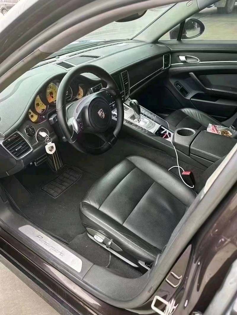济宁11年保时捷帕拉梅拉8