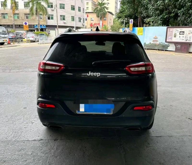 邵阳16年Jeep自由光2