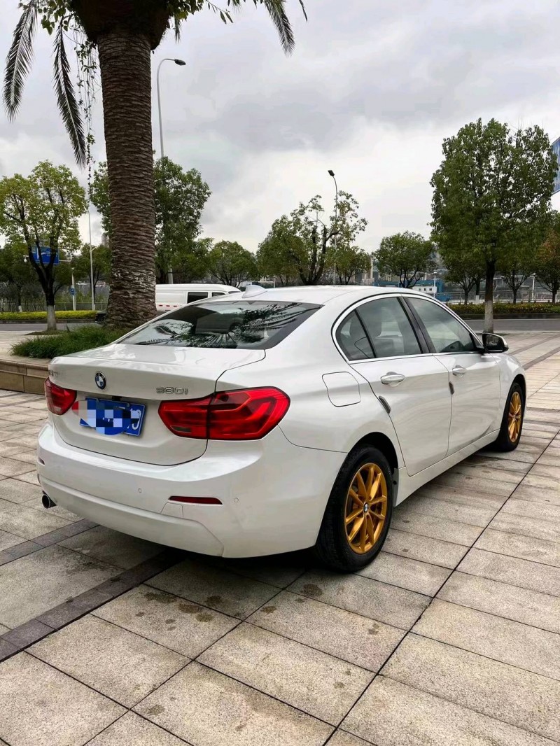 重庆18年宝马1系5
