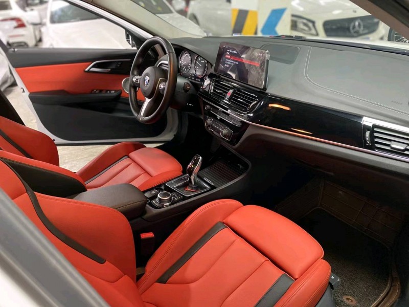 成都23年宝马1系7