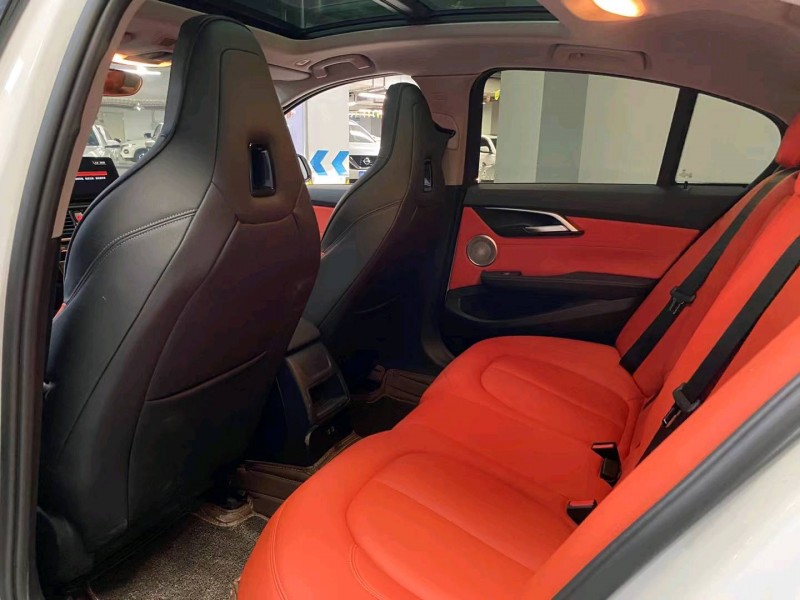 成都23年宝马1系8