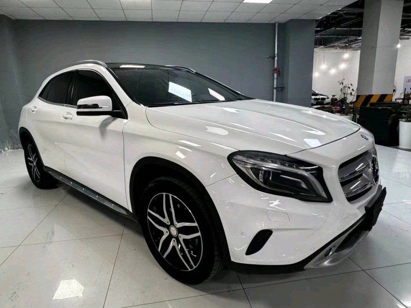 成都17年奔驰GLA3