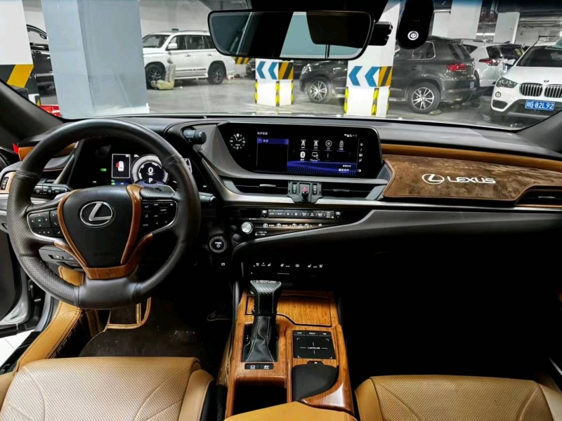 成都20年雷克萨斯ES7