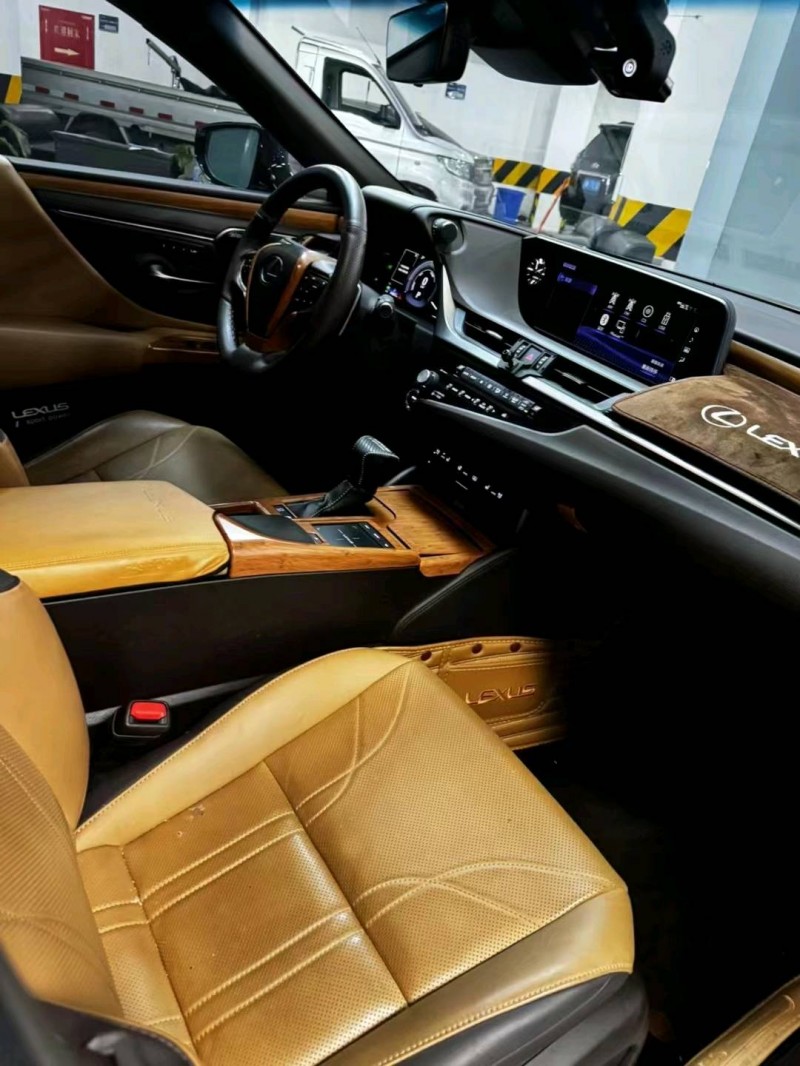 成都20年雷克萨斯ES8