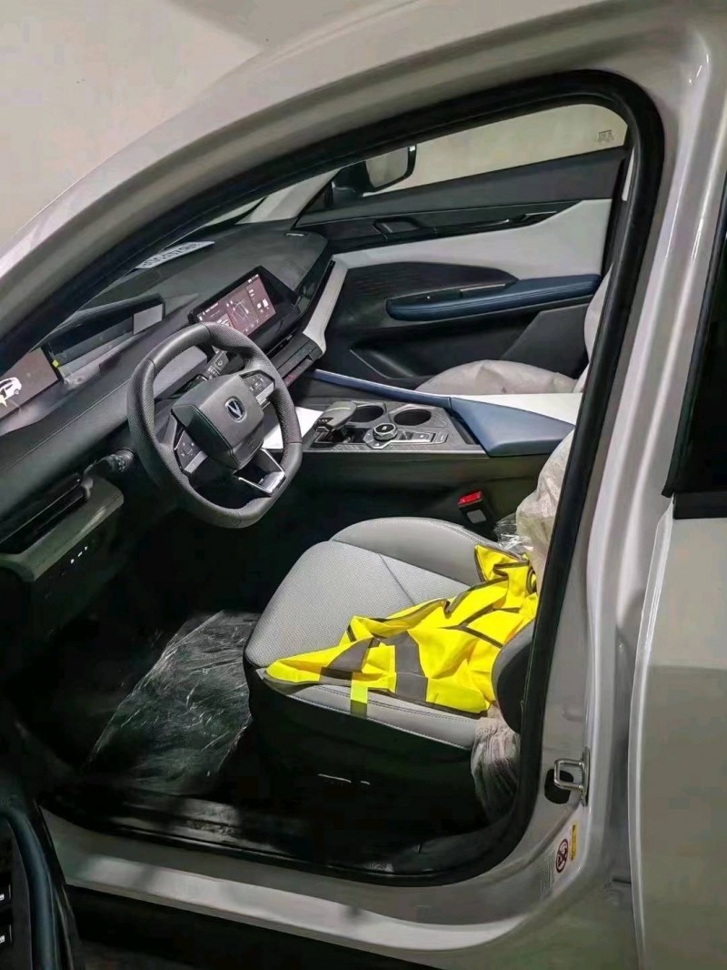 重庆23年长安汽车UNI-V3