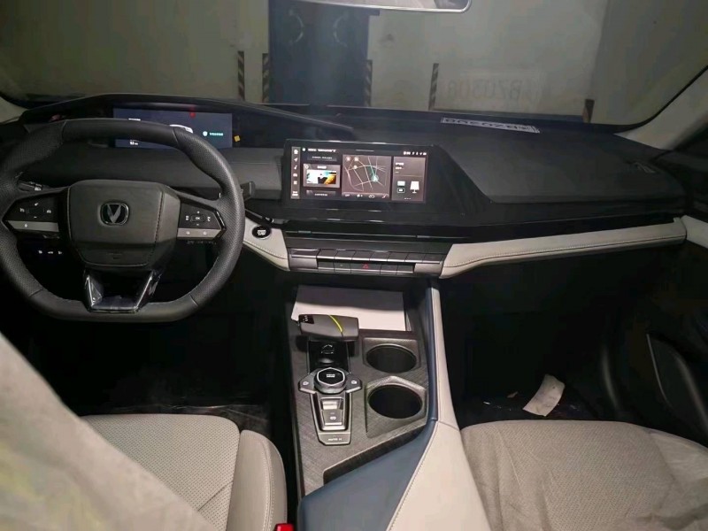 重庆23年长安汽车UNI-V6