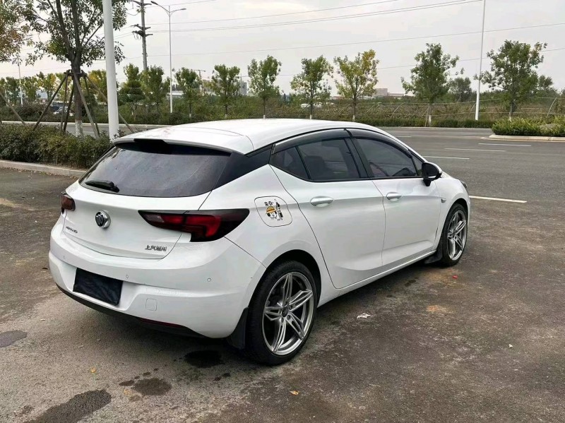 青岛17年别克威朗8