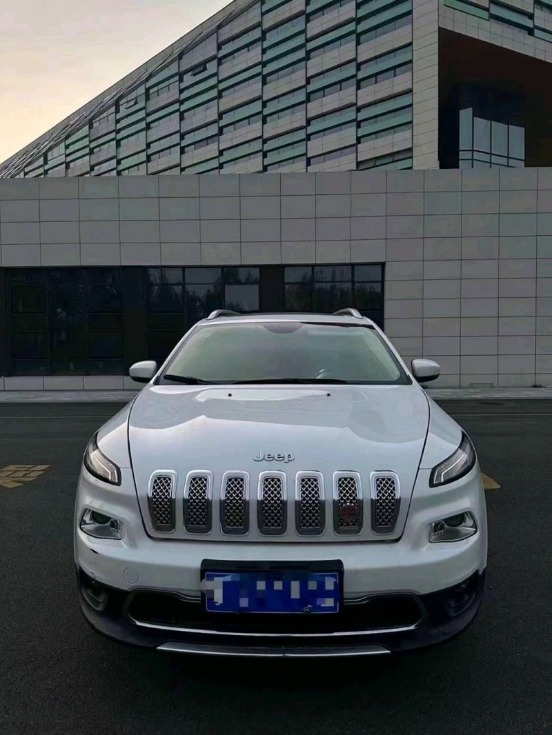 枣庄17年Jeep自由光1