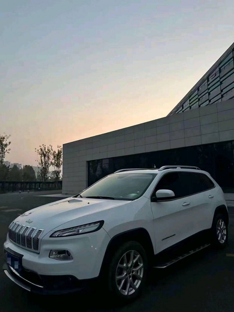 枣庄17年Jeep自由光2