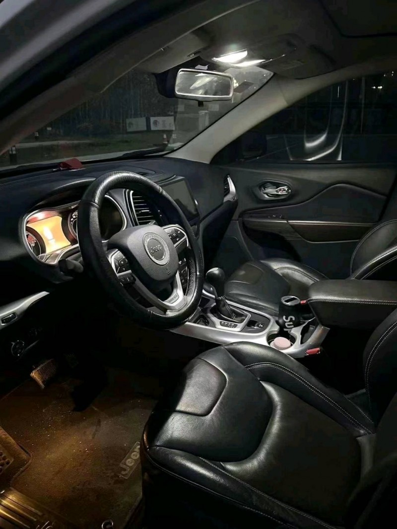 枣庄17年Jeep自由光3