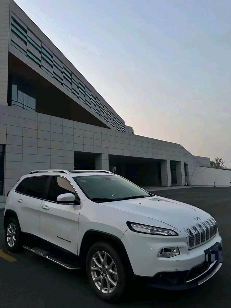 枣庄17年Jeep自由光5