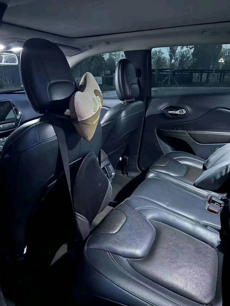 枣庄17年Jeep自由光8