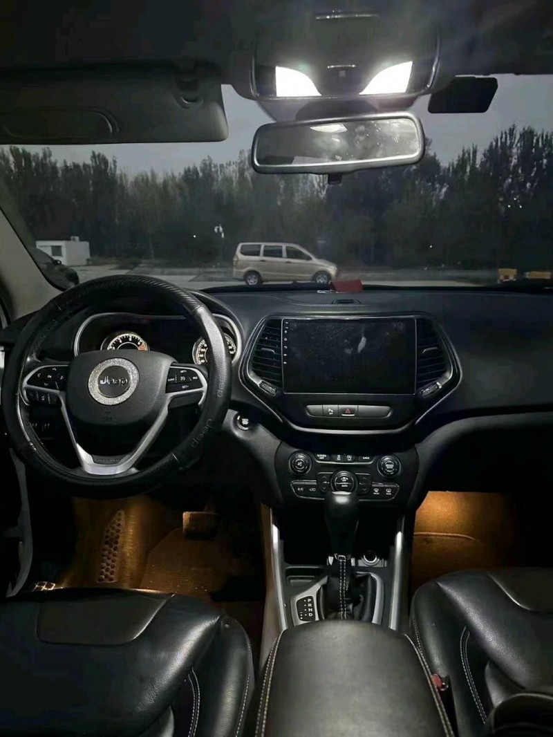 枣庄17年Jeep自由光9