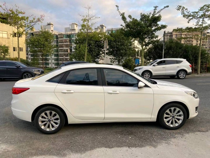 广州17年福特福克斯5