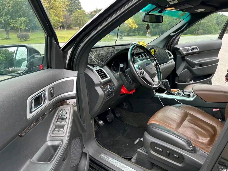 成都13年福特探险者5