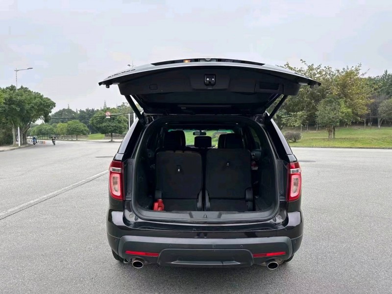 成都13年福特探险者8