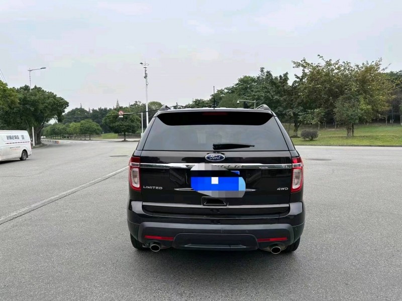 成都13年福特探险者9