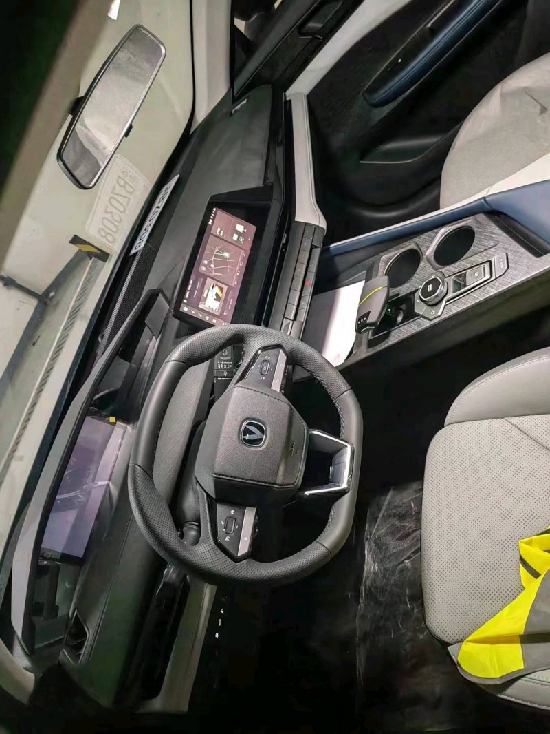 重庆23年长安汽车UNI-V6