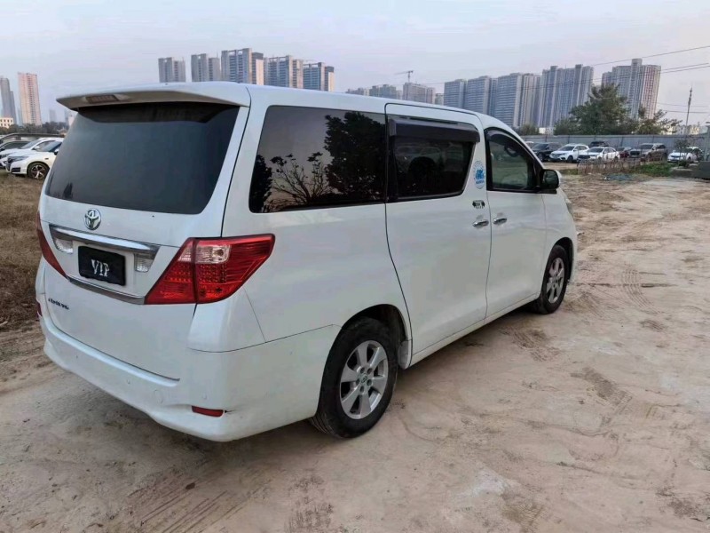 郑州11年丰田埃尔法4