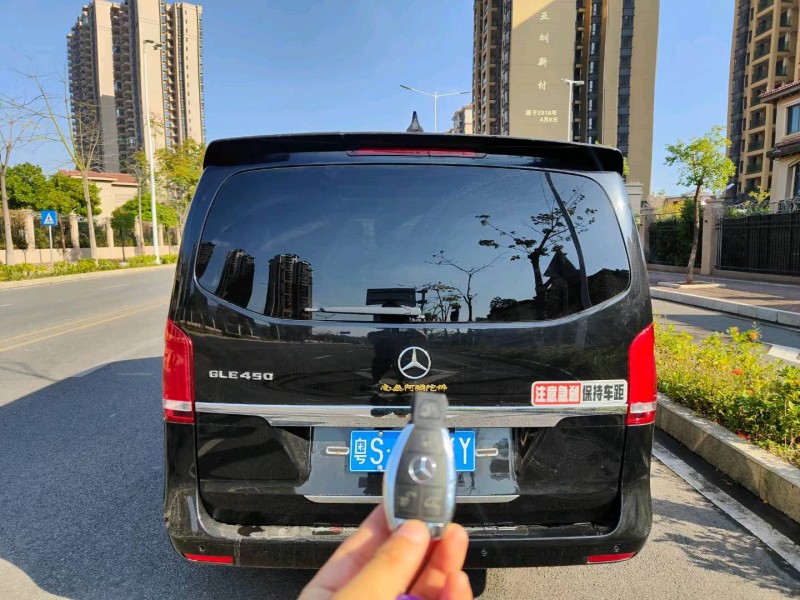 广州17年奔驰V9