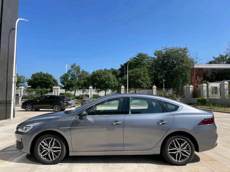 广州23年比亚迪秦8