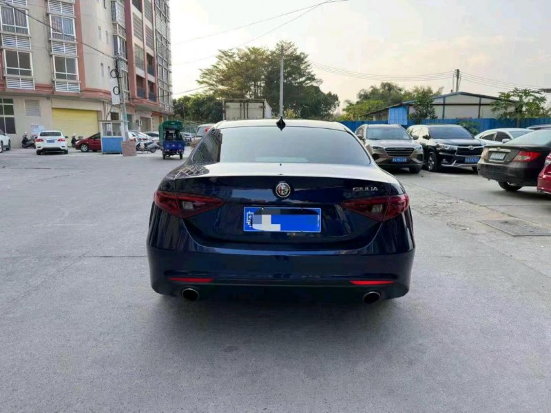 汕头19年阿尔法·罗密欧Giulia2