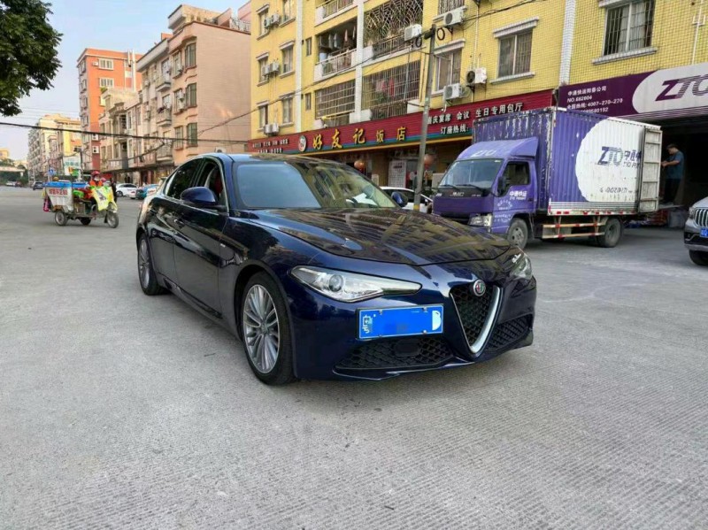 汕头19年阿尔法·罗密欧Giulia5
