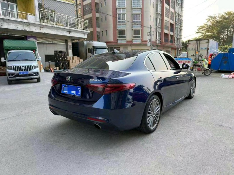 汕头19年阿尔法·罗密欧Giulia8