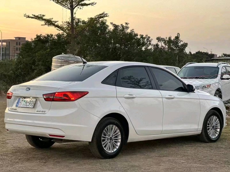 汕头17年福特福睿斯8