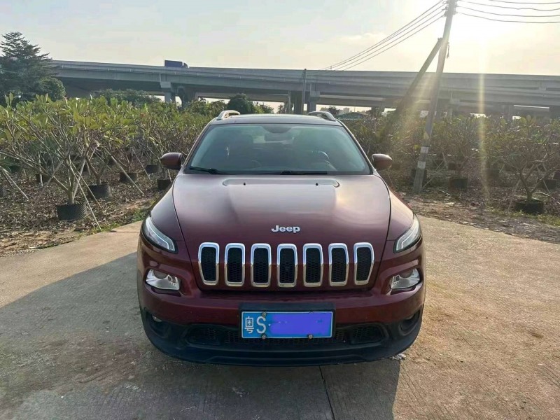 枣庄17年Jeep自由光1