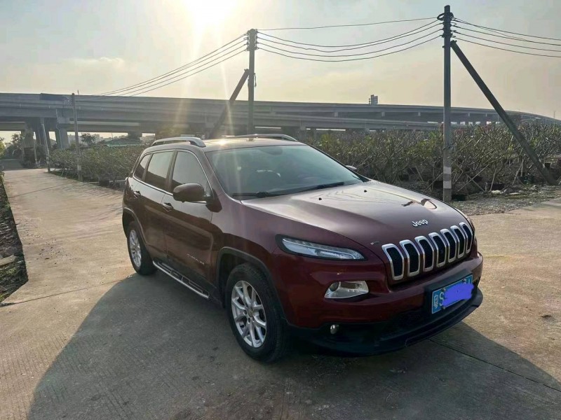 枣庄17年Jeep自由光2