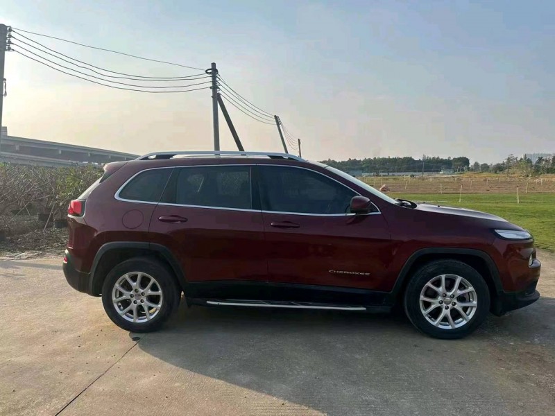 枣庄17年Jeep自由光3