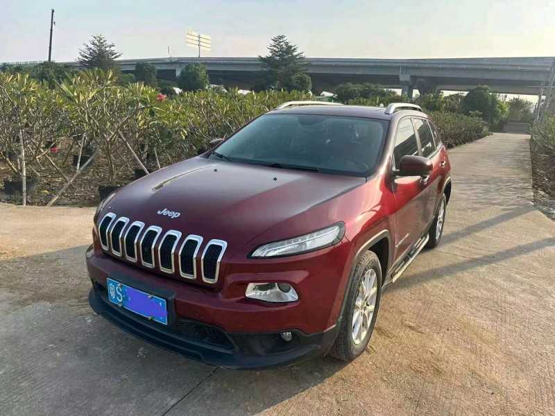 枣庄17年Jeep自由光4