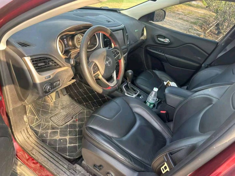 枣庄17年Jeep自由光5